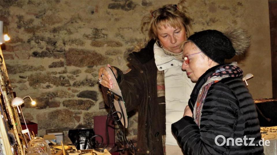Auch handgearbeiteter Schmuck gehört zum Angebot. Bild: ubb