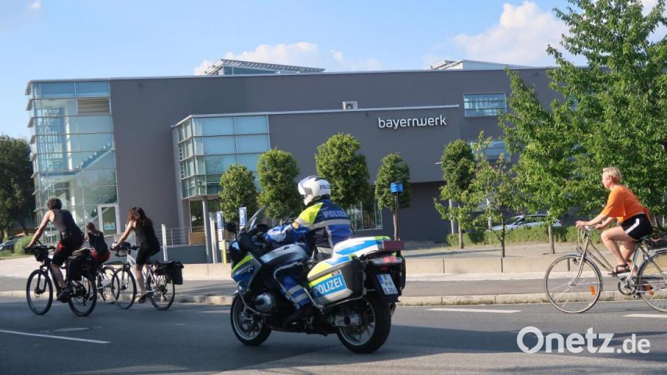 Zwei Polizeistreifen und ein Polizeimotorrad eskortierten die Radler durch die Innenstadt. Bild: Kunz