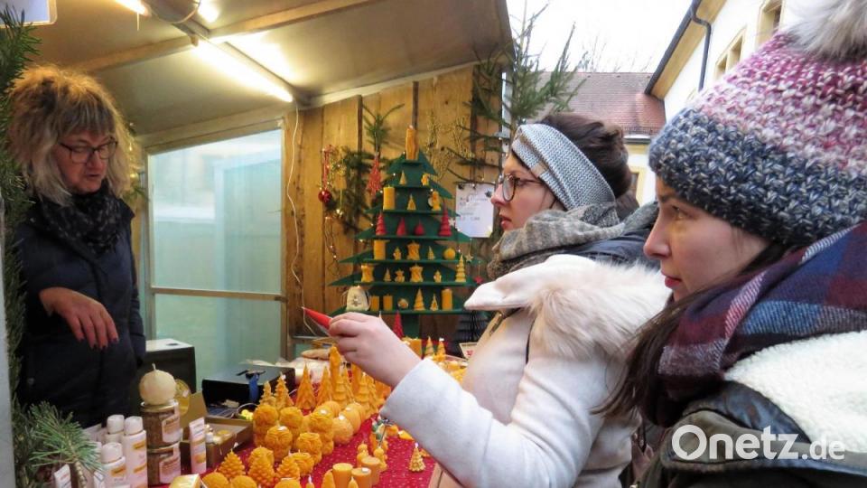 Aufwendig gearbeitete Weihnachtsdekorationen und Kunsthandwerk gibt es beim Weihnachtsmarkt im Fischhofpark zu kaufen. Bild: ubb