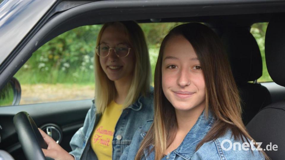 Sie waren eine der ersten Deutschen, die die Grenze am Freitagmittag nach Tschechien überquerten. Fahrerin Lina Küblböck aus Neualbenreuth und Beifahrerin Linda Plobner aus Waldsassen mussten tanken und brauchten Nachschub an Zigaretten. Bild: jr