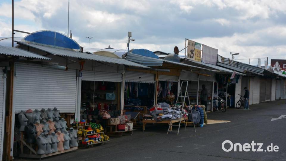 Nur zaghaft öffneten die ersten Läden des Asia Dragon Bazar gleich hinter der Grenze. Einige der Händler hatten noch ihre Bohrmaschine in der Hand und arbeiteten, ehe sie die Läden öffneten. Bild: jr