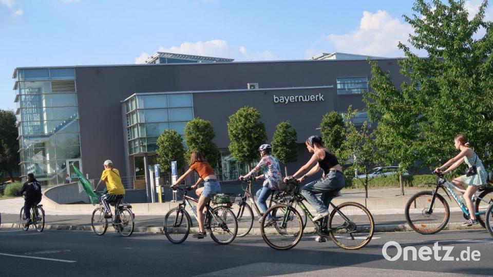 Rund 30 Teilnehmer nehmen an der Fahrraddemo teil. Bild: Kunz