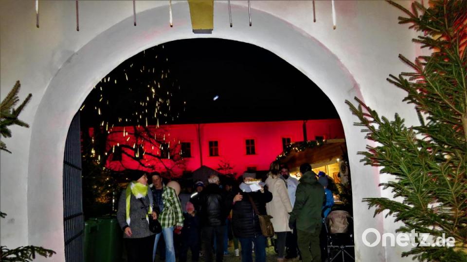 Bereits zum achten Mal findet der Kunsthandwerkliche Weichnachtsmarkt statt. Der Bayerischen Rundfunk kürte ihn zum siebtschönsten Weihnachtsmarkt Bayerns. Bild: ubb