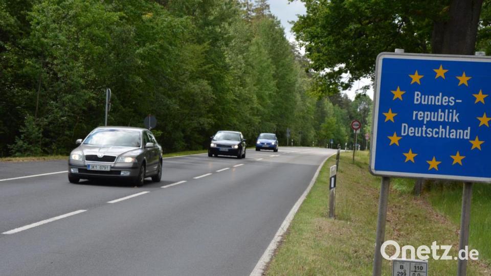 Schon vor 12 Uhr mittags fuhren die ersten Fahrzeuge über den Grenzübergang Svaty Kriz. Bild: jr