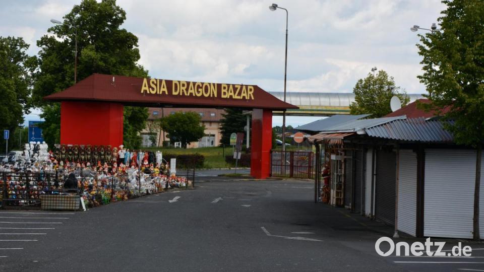 Nur zaghaft öffneten die ersten Läden des Asia Dragon Bazar gleich hinter der Grenze. Einige der Händler hatten noch ihre Bohrmaschine in der Hand und arbeiteten, ehe sie die Läden öffneten. Bild: jr