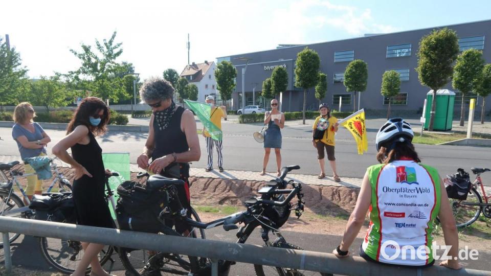 Vor dem Gebäude der Bayernwerk GmbH fordern die Demonstranten den Umstieg auf erneuerbare Energien. Bild: Kunz