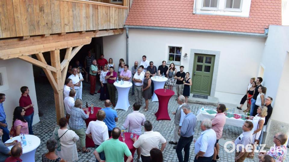 Gäste, Freunde, Mieter, Stadträte und am Bau Beteiligte waren zur privaten Feierstunde eingeladen. Bild: szl