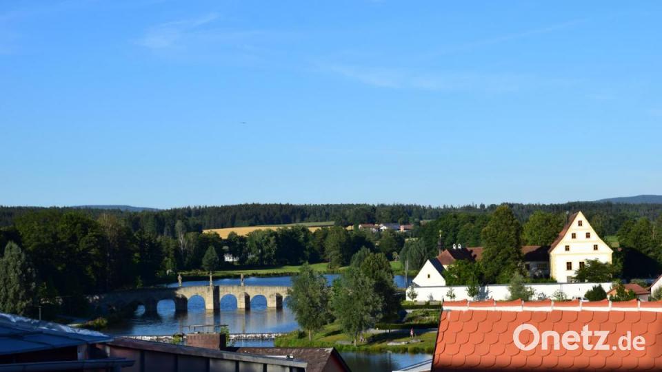 Vom Dachboden aus, der noch nicht ausgebaut ist, hat man einen fantastischen Blick auf die Fischhofbrücke und das Amtsgericht. Bild: szl