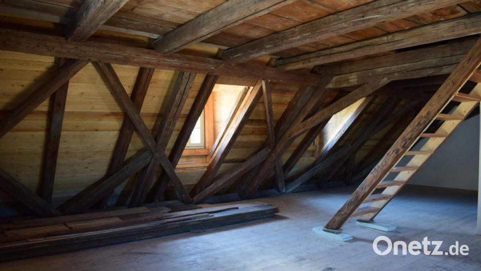 Ferdinand Lehner und seine Frau Monika Lehner-Haas haben das 200 Jahre alte Ackerbürgerhaus in der Hochwartstraße 11 in der Altstadt von Tirschenreuth saniert. Nach zwei Jahren Bauzeit können die Mieter in das Wohnquaritier einziehen. Bild: szl