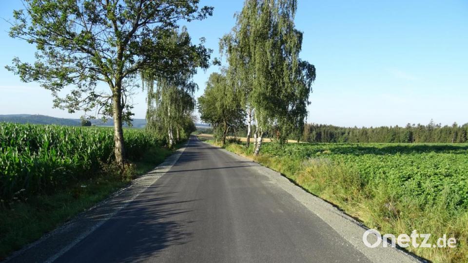 Eine neue Asphaltschicht ist auch auf der Straße zwischen Trauschendorf und Irchenrieth. Bild: Stadt Weiden