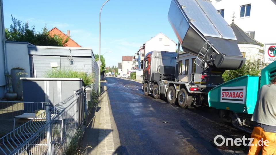 Auch inmitten der Siedlungen wird gearbeitet: Hier wird die Asphaltschicht in der Fliederstraße am Rehbühl erneuert. Bild: Stadt Weiden