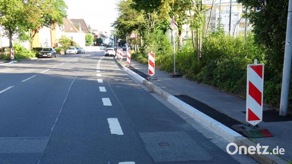 Die Bordsteinkante in einem Teil der Leuchtenberger Straße ist ausgebessert, der Gehweg auch. Bild: Stadt Weiden