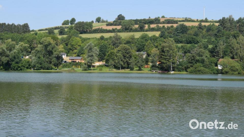 Gähnende Leere herrscht zur Zeit am Stausee. Wegen Blaualgenbefall musste der Badeplatz gesperrt werden. Bild: bnr