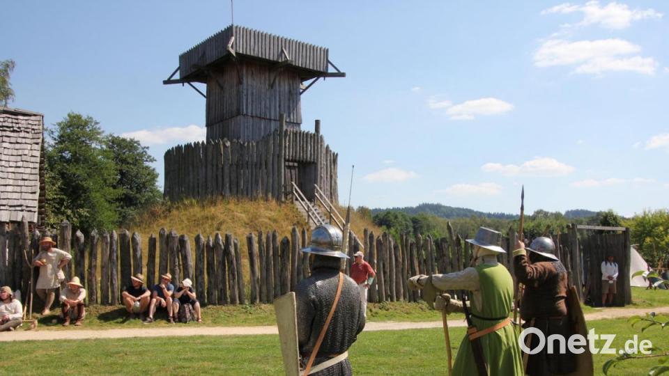 Modenschau vor der Motte. Bild: kro