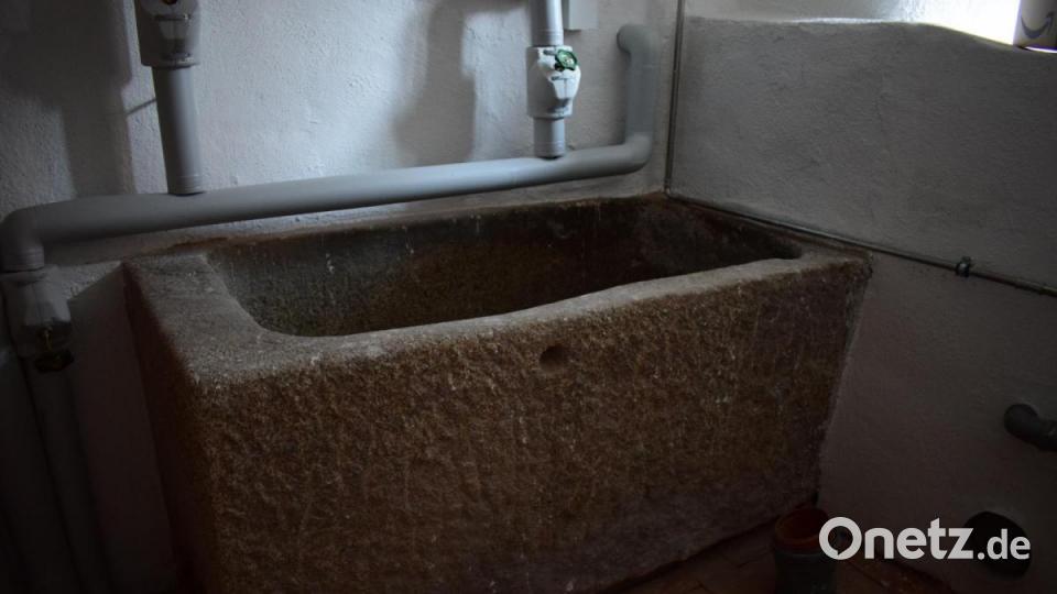Wo früher der Waschkeller war, verlaufen heute Rohre und Leitungen. Nur der große Granit-Waschtrog im Gewölbe im Hof, erinnert an die frühere Nutzung. Bild: szl
