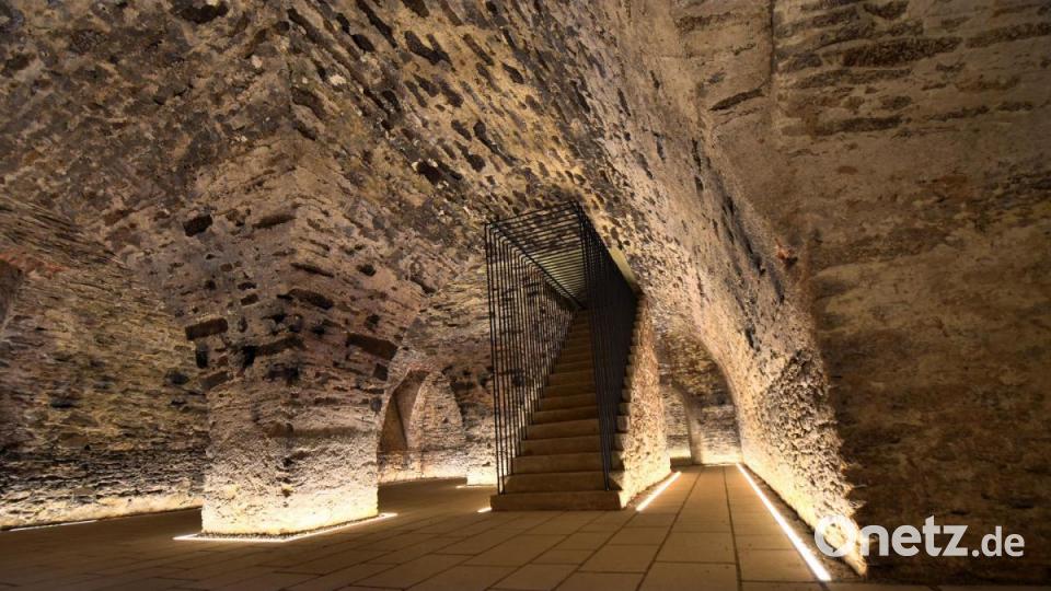 Es waren kleine Räume, die jetzt wieder Luft zum Atmen haben, sich zum großen Saal öffnen, gestützt auf zwei riesige Säulen, erbaut etwa Mitte des 16. Jahrhundert und als „Neues Schloss“ oder Fronfeste bezeichnet. Bild: Thomas Sporrer/exb