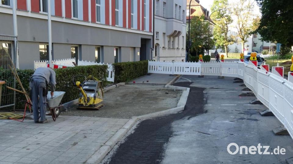 Mittel und Wege: Damit lässt sich kurz umschreiben, was es alles braucht für die Instandhaltung der Straßen Weidens. Hier kümmern sich die Arbeiter im Auftrag des Tiefbauamts um den Ausbau der Querungshilfe an der Sebastianstraße. In wenigen Wochen wuselt es hier wieder munter rund um die Wirtschaftsschule, das Augustinus-Gymnasium und die Justiz. Bild: Stadt Weiden