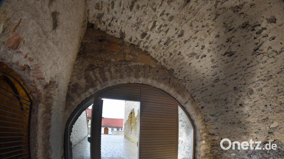 In Plänen von Max Gleißner waren sie erkennbar, bis vor fünf Jahren aber nicht von Süden aus begehbar. Heute erfüllen die großen Tore ihren Zweck, so wie sie vor fast 500 Jahren auch gebaut wurden. Wenn man sich das &quot;Haus am Teich&quot; weg denkt, ist der Blick frei in den Fischhof. Bild: Thomas Sporrer/exb
