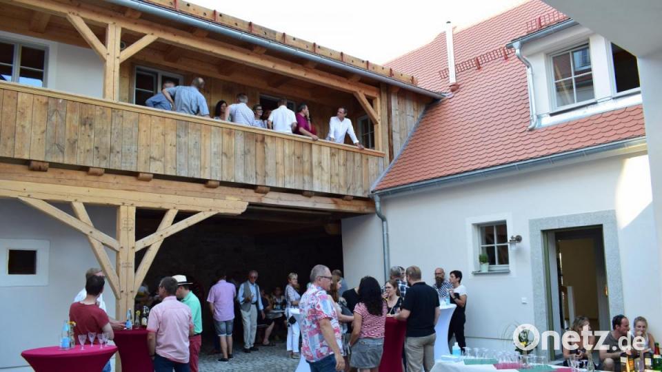 Ferdinand Lehner und seine Frau Monika Lehner-Haas haben das 200 Jahre alte Ackerbürgerhaus in der Hochwartstraße 11 in der Altstadt von Tirschenreuth saniert. Nach zwei Jahren Bauzeit können die Mieter in das Wohnquaritier einziehen. Bild: szl