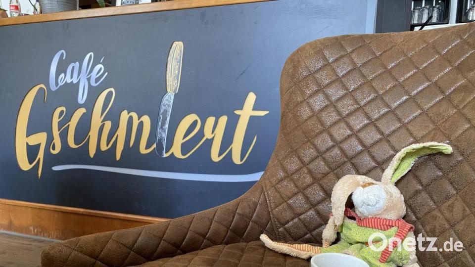 Stoffhase Schnuffel sucht sein Zuhause – mit Hilfe von Neustadts Bürgermeister Sebastian Dippold. Bild: Dippold/exb