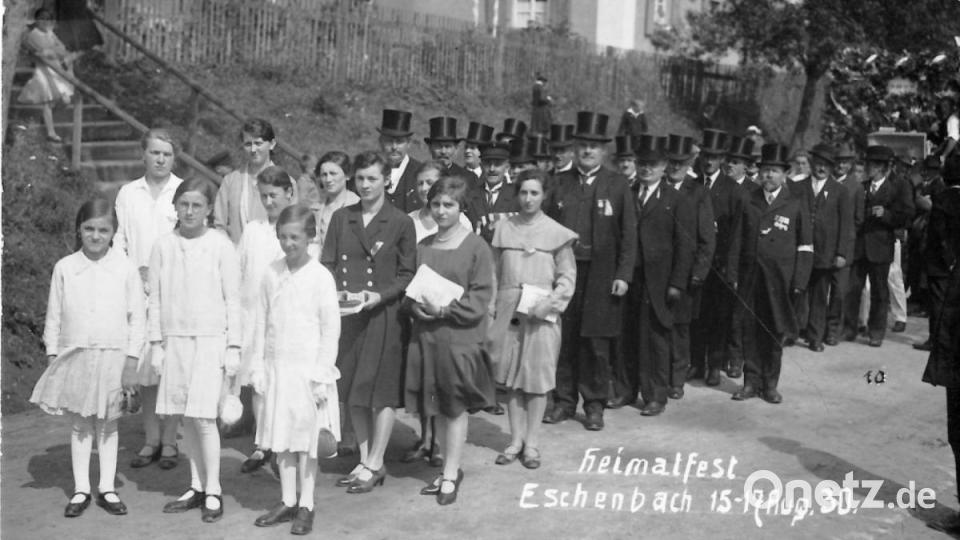 Die Festdamen, dahinter die Herren des Stadtrats in Gehrock und Zylinder, nahmen Aufstellung zum Festzug in der Pressather Straße. Repro: hev