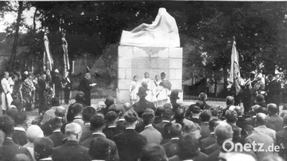Die Weihe des Kriegerdenkmals durch Stadtpfarrer Johann Lommer. Repro: hev