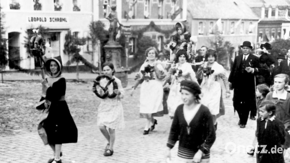 Allgemeine Heiterkeit rief der Verein der &quot;Münchner Eschenbacher&quot; hervor, wobei vier Damen in Münchner Tracht ein dreijähriges &quot;Münchner Kindl&quot; mit einem Maßkrug und einem 2 Pfund und 245 Gramm schweren Radi auf einer Sänfte trugen. Repro: hev