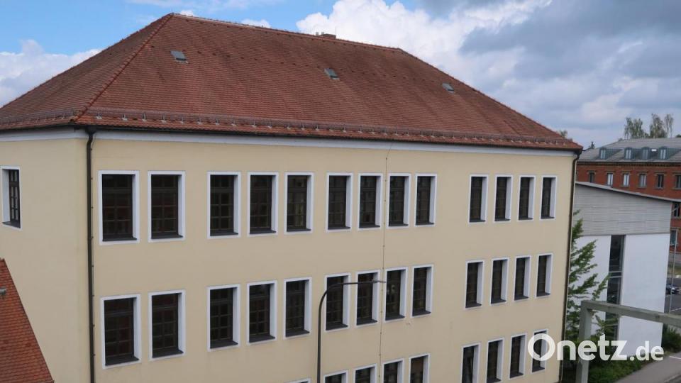 Auf der gegenüberliegenden Straßenseite: Die Stötznerschule. Bild: Kunz