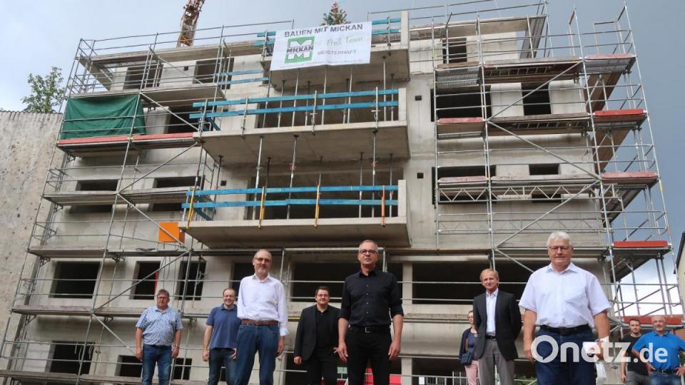 Der ADAC feiert die Rohbaufertigstellung seiner Weidener Geschäftsstelle mit einem Richtfest. Bild: Kunz