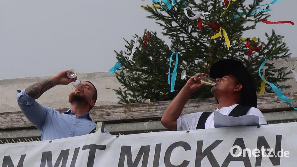 Der ADAC feiert die Rohbaufertigstellung seiner Weidener Geschäftsstelle mit einem Richtfest. Bild: Kunz