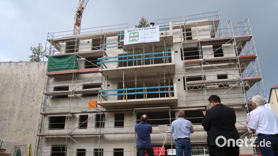 Die Gäste beklatschen den Richtspruch von Markus Günther am neuen ADAC-Haus. Bild: Kunz