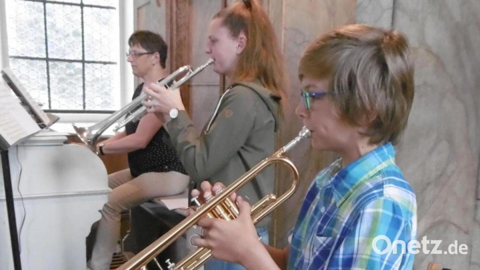Für eine festliche Begleitung sorgten Benni und Kathi mit ihren Trompeten und Renate Werner an der Orgel. Bild: mma