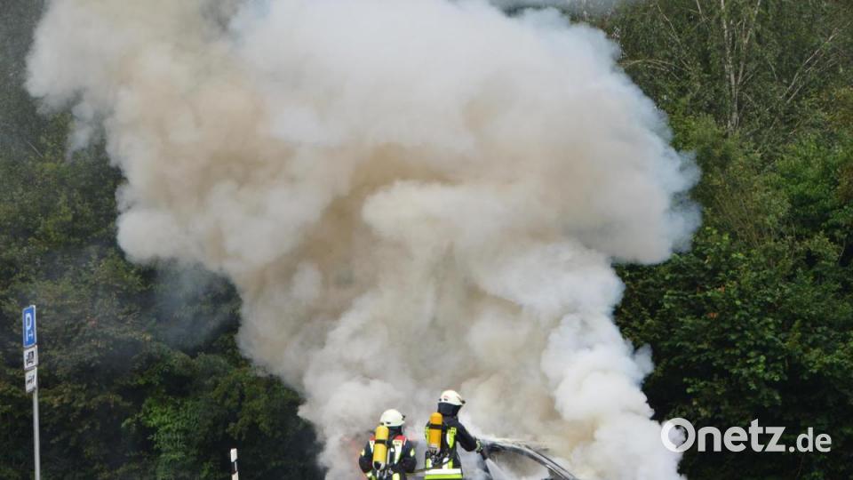 Erst als Hilfe von Seiten der Feuerwehren kam, konnte dem Feuer der Garaus gemacht werden. Bild: dob