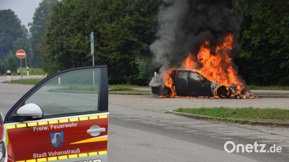 Lichterloh brennend stand der 5er BMW eines Waidhausers am Sonntagmorgen auf dem Parkplatz Ulrichsberg und wurde ein Raub der Flammen. Der Fahrer konnte nur zusehen. Bild: dob