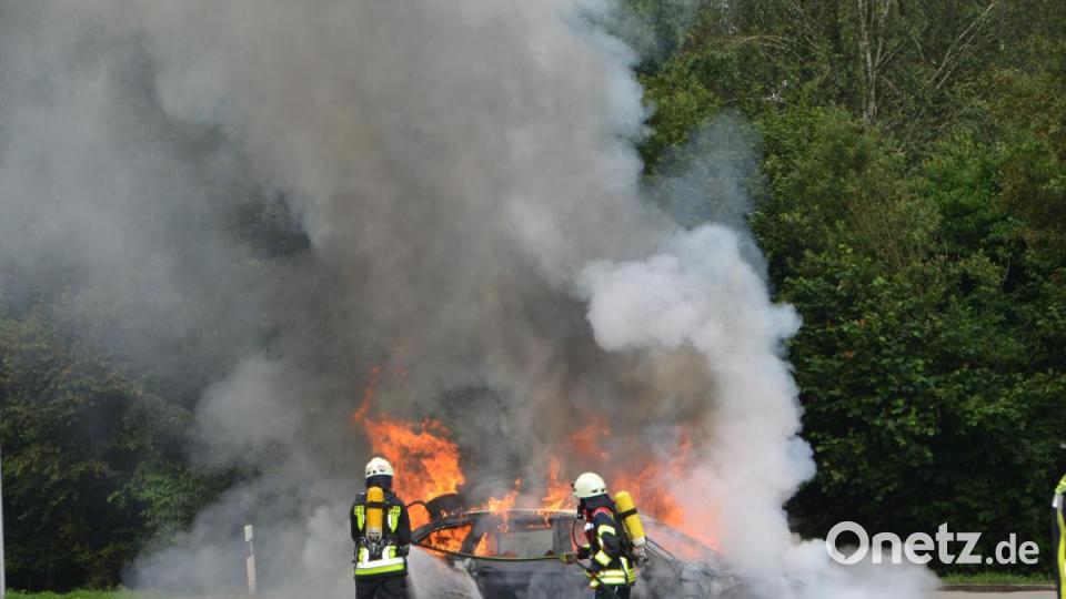 Lichterloh stand der 5er BMW eines Waidhausers am Sonntagmorgen auf dem Parkplatz Ulrichsberg und wurde ein Raub der Flammen. Der Fahrer konnte nur zusehen. Bild: dob