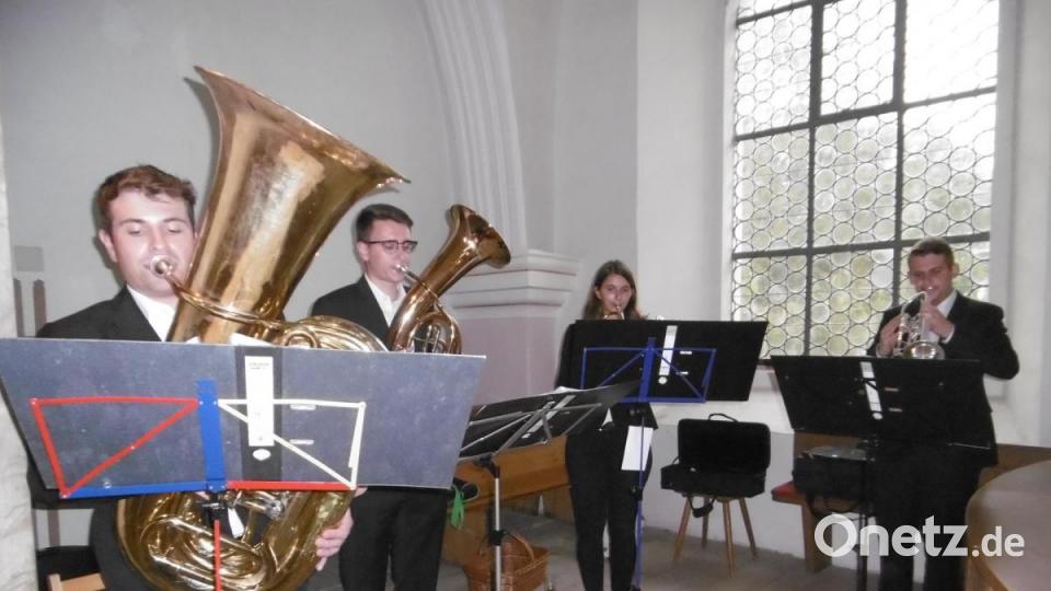 Die JL-Brass, Leopold Schmalzl, Johannes Pürner, Lena Schmalzl und Jakob Hofmann, begleitetenden Abschlussgottesdienst. Bild: mma
