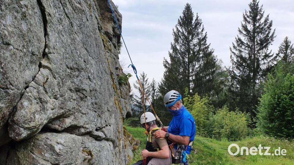 Besonders anspruchsvoll ist die Rettung eines Verletzten, der mitten in einer Kletterwand steckt. Bild: Dieter Güll/exb