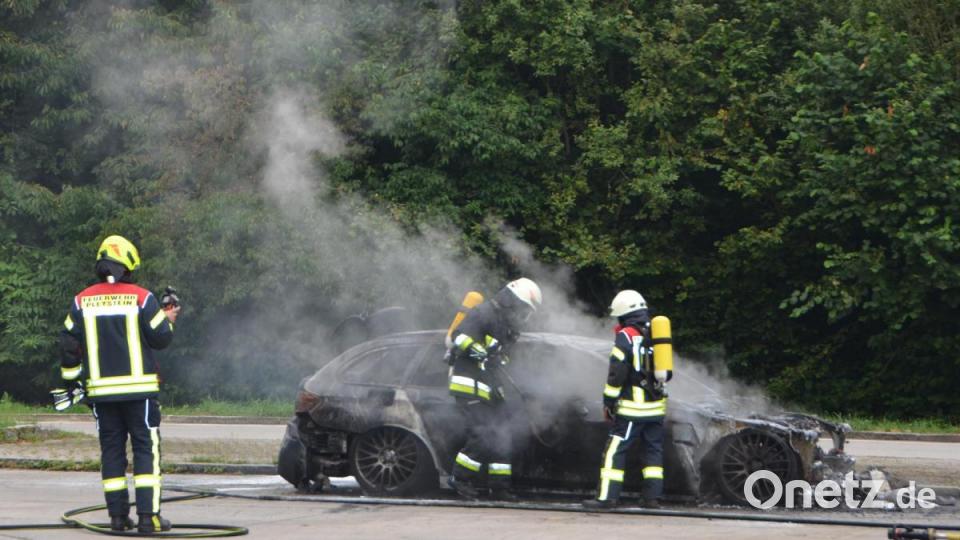 Erst als Hilfe von Seiten der Feuerwehren kam, konnte dem Feuer der Garaus gemacht werden. Bild: dob