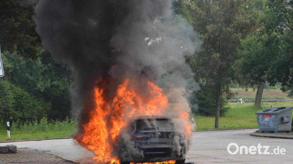 Lichterloh brennend stand der 5er BMW eines Waidhausers am Sonntagmorgen auf dem Parkplatz Ulrichsberg und wurde ein Raub der Flammen. Der Fahrer konnte nur zusehen. Bild: dob