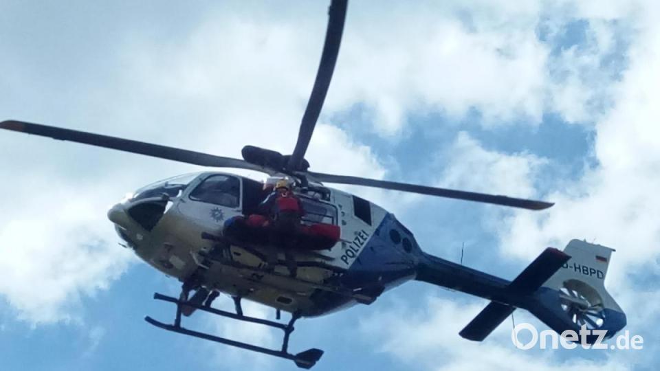 Hier wird bei einer Übung ein Verletzter mit dem Hubschrauber abtransportiert. Bild: Dieter Güll/exb