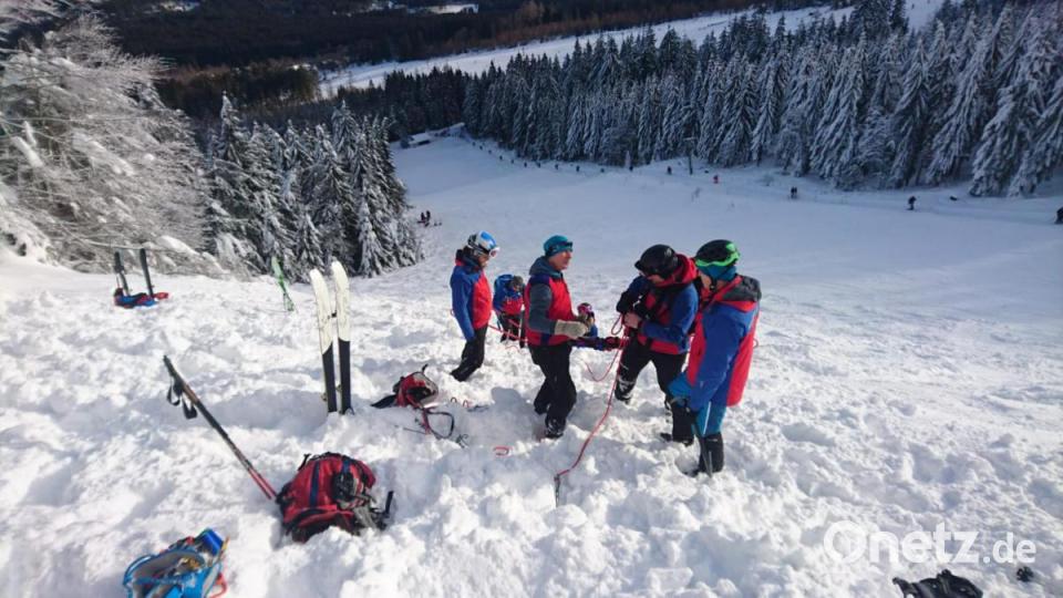 Die Bergwacht baut auf gute Skifahrer, wenn es um Verletzte geht, die im Winter aus unwegsamem Gelände gerettet werden müssen. Bild: Dieter Güll/exb