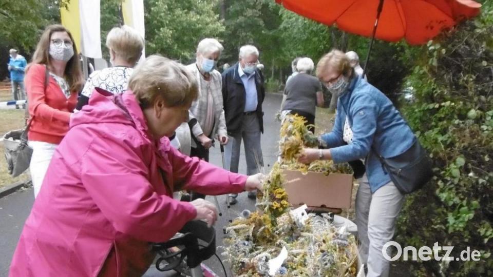 Der SKF verkaufte die traditonellen Kräuterbuschen auf dem Frohnberg. Bild: mma