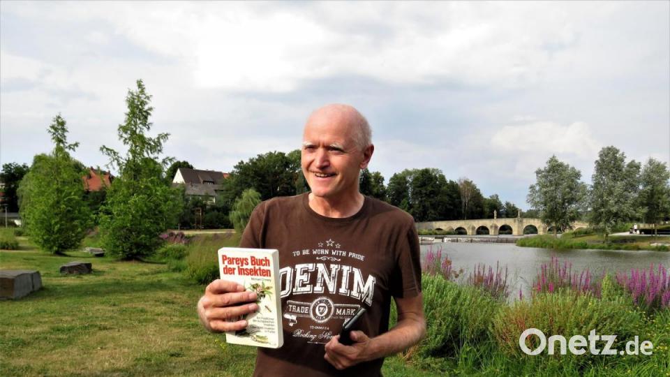 "Das Fachbuch für Insekten kann nicht von einer App auf dem Handy ersetzt werden", sagt Erwin Möhrlein. "Wir haben jetzt keine Zeit, ständig ins Kasterl zu schauen. Deshalb nehmen wir zur Bestimmung seltener Insekten das Buch, das geht schneller." Bild: ubb