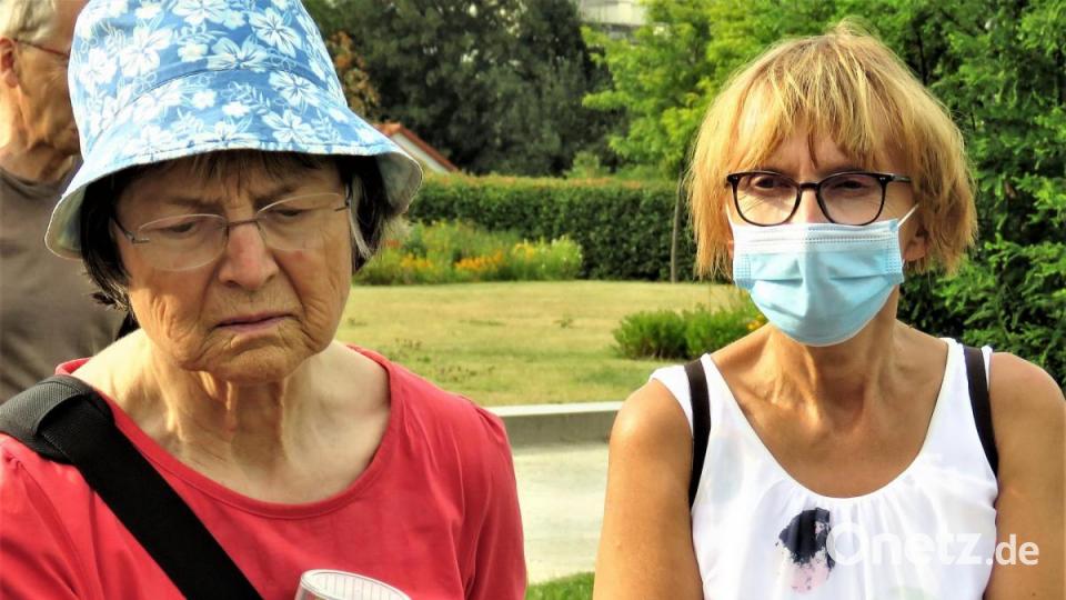 Wer wollte, durfte die Kleinstlebewesen im Glas näher betrachten. Bild: ubb