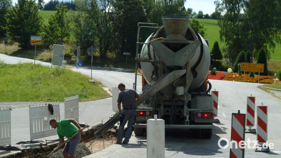 Die Regenrinne unterhalb der Einmündung in die Bundesstraße 22 wird neu betoniert und gepflastert. Bild: Portner