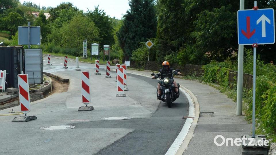 Diese Woche war die Durchfahrt an der Baustelle vorbei noch möglich. Bild: Portner