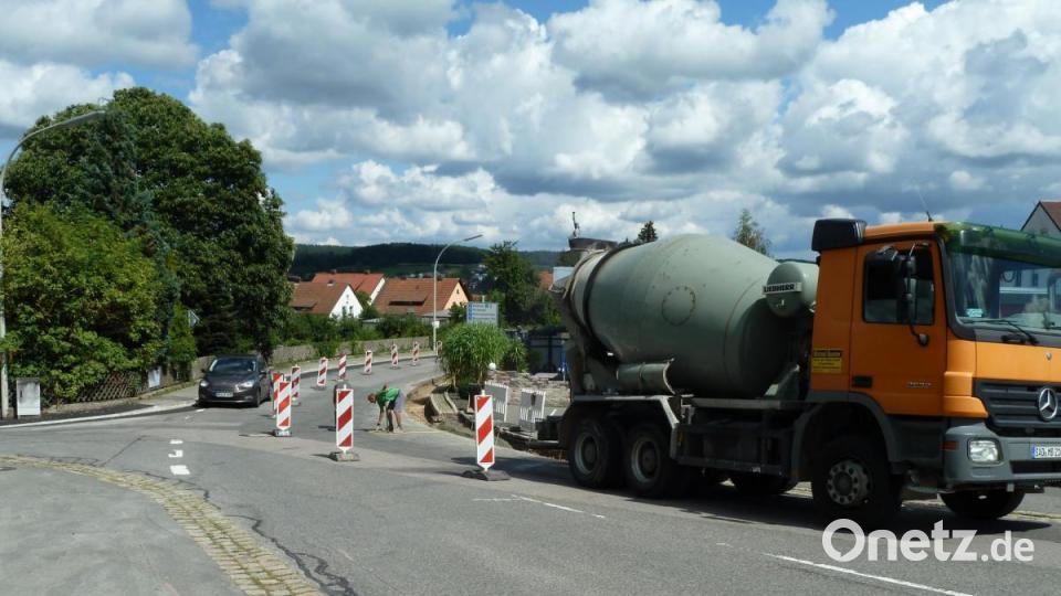 In der Eigelsberger Straße sind die Bagger zurück. Ab Ende nächster Woche ist die gesamte Fahrbahnbreite für rund zwei Monate gesperrt. Bild: Portner