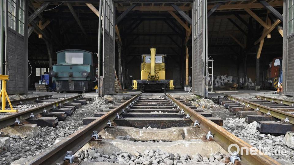 Der Verein Amberger Kaolinbahn hat den alten Lokschuppen auf Vordermann gebracht. Es ist der erste Schritt in Richtung eines eigenen Eisenbahnmuseums. Bild: Petra Hartl