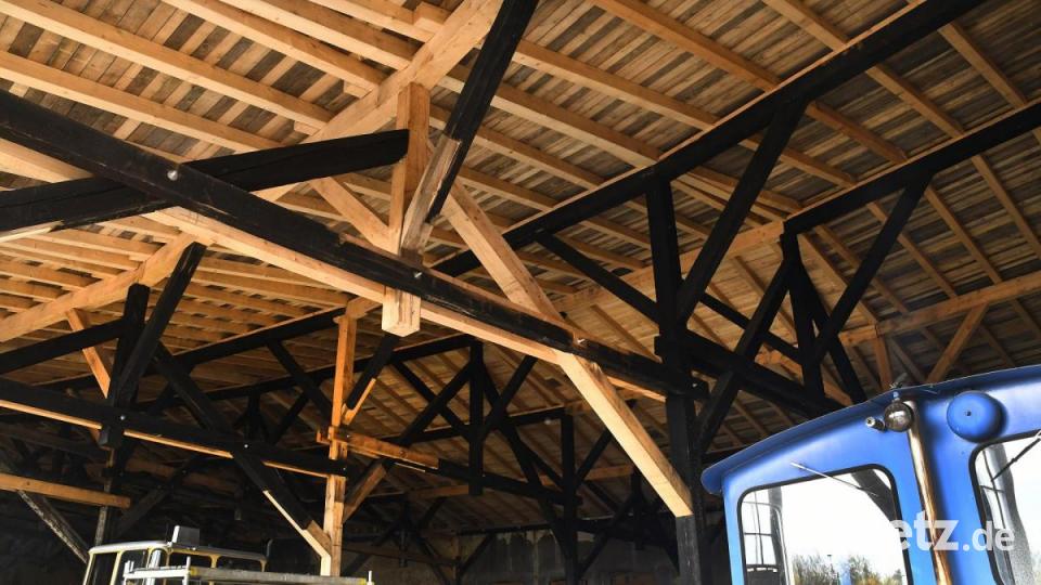 Der Verein Amberger Kaolinbahn hat den alten Lokschuppen auf Vordermann gebracht. Es ist der erste Schritt in Richtung eines eigenen Eisenbahnmuseums. Bild: Petra Hartl