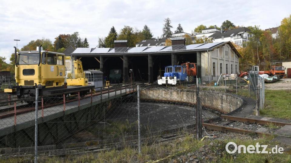 Der Verein Amberger Kaolinbahn hat den alten Lokschuppen auf Vordermann gebracht. Es ist der erste Schritt in Richtung eines eigenen Eisenbahnmuseums. Bild: Petra Hartl